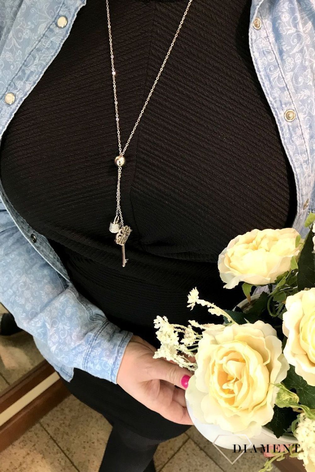 Naszyjnik typu krawatka z kłódką i kluczykiem, które zostały ozdobione cyrkonią. Długi naszyjnik o ażurkowym łańcuszku z elementami ozdobnymi. Zapraszamy!.jpg